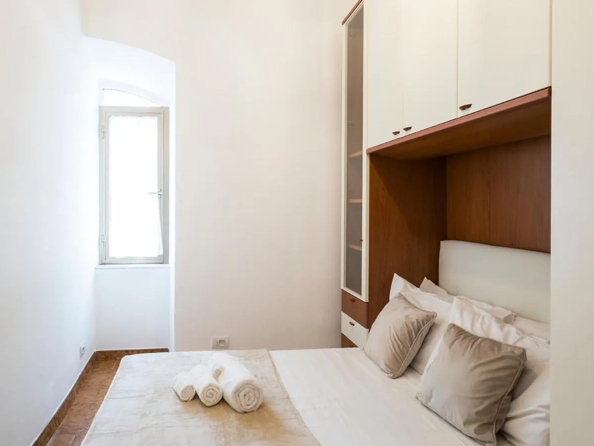 {2 Steps From The Colosseum} Free Wi-Fi & Netflix 0*, Rome Italy