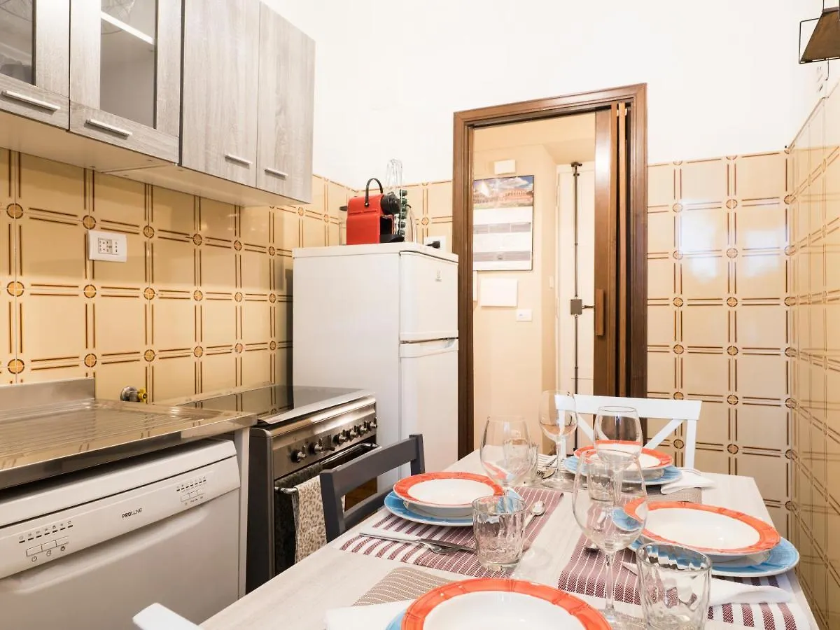 {2 Steps From The Colosseum} Free Wi-Fi & Netflix 0*, Rome